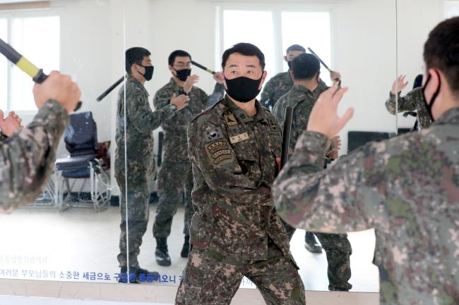 강 원사가 중대원들에게 진압봉을 이용한 특공무술을 가르치고 있다. 강 원사는 태권도를 익히는 것이 장병 임무수행 능력을 높이는 데 도움이 된다고 말했다.