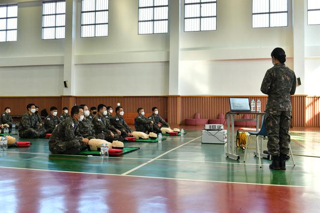 공군11전투비행단 장병들이 건강증진 프로그램의 하나로 진행된 심폐소생술 교육에서 강의를 경청하고 있다.  사진 제공=조신혜 중사
