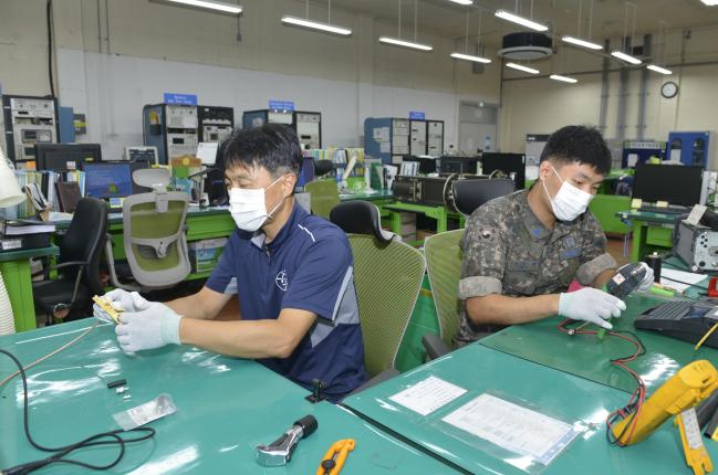 공군군수사 83정보통신정비창 통신장비정비사들이 통신장비를 점검·정비하고 있다.   부대 제공