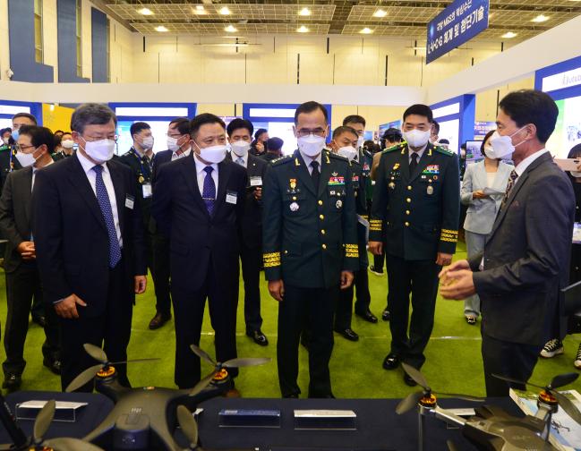 남영신(앞줄 가운데) 육군참모총장이 2일 대전컨벤션센터에서 열린 제14회 육군 M&S 국제학술대회에 참석해 미래 지상전투체계 등을 소개하는 전시 부스를 둘러보고 있다.  육군 제공