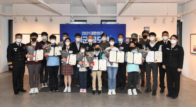 3일 서울 종로구 인사동 라 메르 갤러리에서 2021년 대한민국 해군 공모전 시상식이 열려 권세원(대령·가운데) 해군본부 공보정훈실장과 바다사진 공모전, 호국문예제, 국민군가 창작 공모전 수상자들이 기념촬영을 하고 있다.