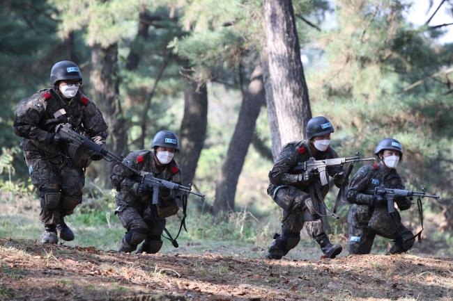 육군훈련소 27교육연대 1교육대 훈련병들이 지난달 26일 충성훈련장에서 아미타이거(Army Tiger) 신병훈련을 하고 있다. 4박 5일간 진행되는 아미타이거 훈련은 신병교육훈련의 최종 관문으로, 훈련병들은 이 기간 전투부상자 처치·부대 이동 및 숙영지 편성·20㎞ 행군 등 다양한 전투상황을 고려한 실전적 훈련을 받는다.