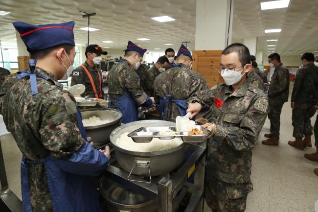 육군훈련소 훈련병들이 점심시간 병영식당에서 자율배식을 하고 있다.