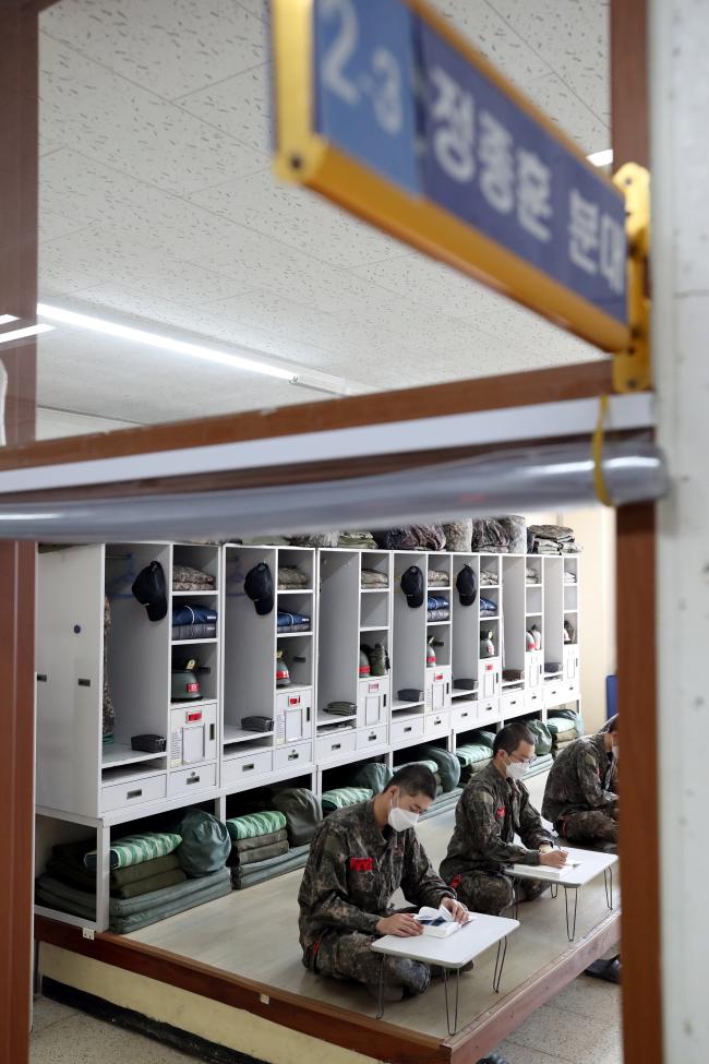 식사를 마치고 생활관으로 돌아온 훈련병들이 남은 점심시간을 활용해 개인정비를 하고 있다.