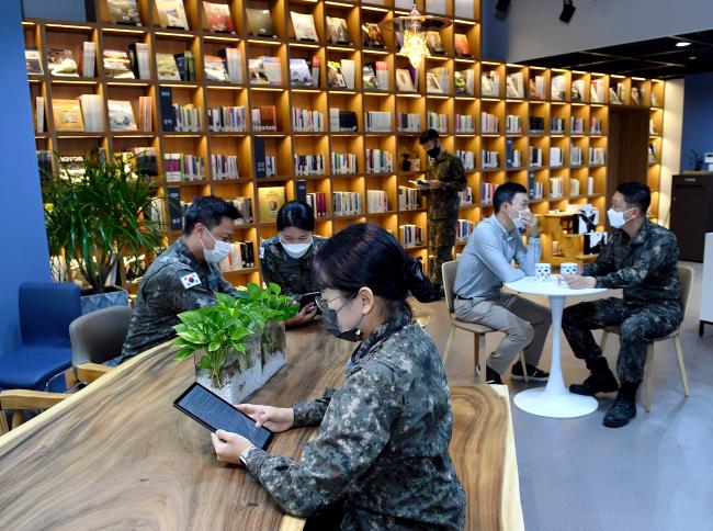 4일 개관한 공군본부 북카페에서 장병들이 독서와 휴식을 즐기고 있다.  공군 제공