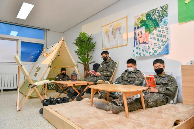 공군2방공유도탄여단 8311부대 장병들이 4일 부대 내에 개관한 북카페에서 책을 읽고 있다.  사진 제공=홍진수 하사 