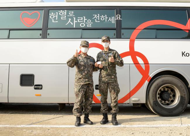 공군10전투비행단 장병들이 지난 1일부터 4일까지 진행된 사랑의 헌혈 행사에 참여한 뒤 헌혈증을 들어 보이고 있다.  사진 제공=김화랑 병장