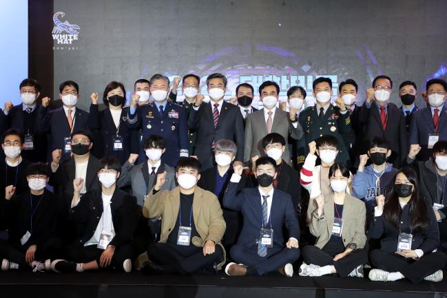 국방부가 3일 개최한 ‘2021 OOOO 콘테스트 시상식’에서 서욱 국방부 장관을 비롯한 주요 내빈과 수상자들이 기념사진을 찍고 있다. 
 조종원 기자