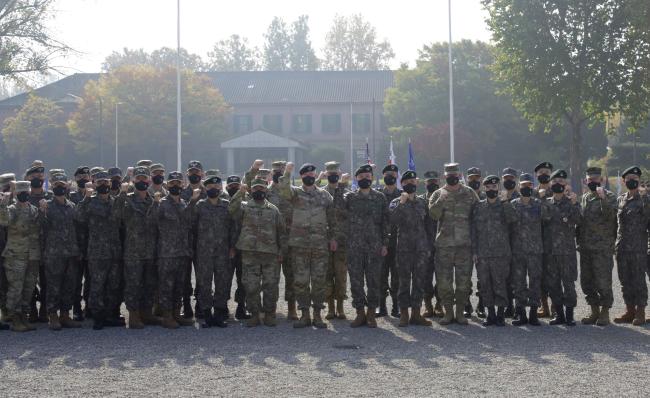 폴 러캐머라(앞줄 왼쪽 여덟째)한미연합군사령관과 김승겸(오른쪽 여덟째) 부사령관이 지난 5일 열린 연합사 창설 43주년 기념식을 마친 뒤 부대원들과 기념촬영하고 있다.  부대 제공