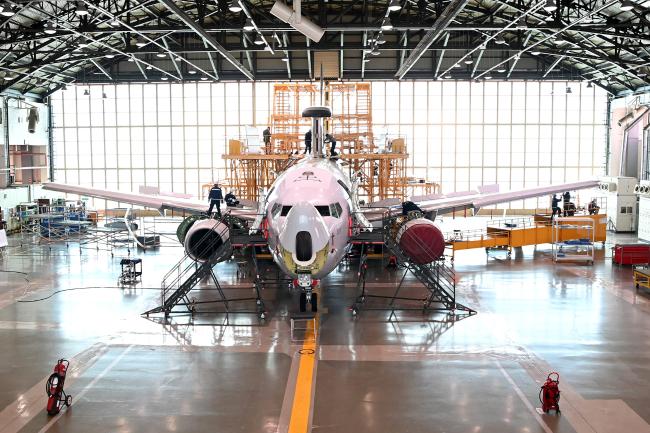 공군군수사령부 81항공정비창이 최근 E-737 항공통제기의 창정비 공정을 개선해 큰 성과를 내고 있는 가운데 정비사들이 항공기 각 부분을 정비하고 있다.  사진 제공=한범희 원사(진)