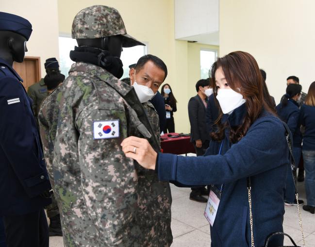 제8기 대한민국 장병 급식·피복 모니터링단이 지난 4일 공군18전투비행단을 방문해 장병들에게 보급하는 피복류를 살펴보고 있다.  사진 제공=박의찬 하사