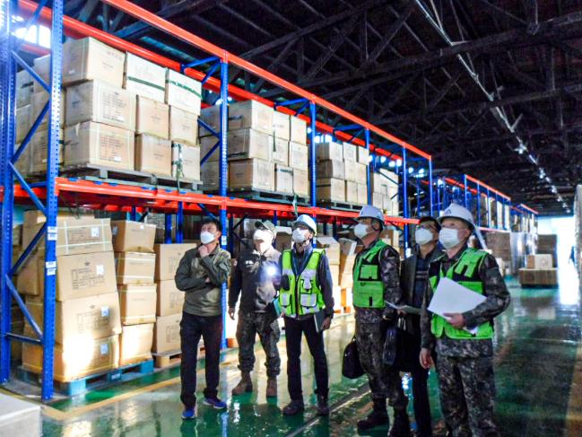 육군 국가안전대진단 태스크포스 소속 장병들이 국토안전관리원 점검관과 함께 인천의 한 부대를 방문해 노후 창고시설의 구조결함 여부를 점검하고 있다.  육군 제공