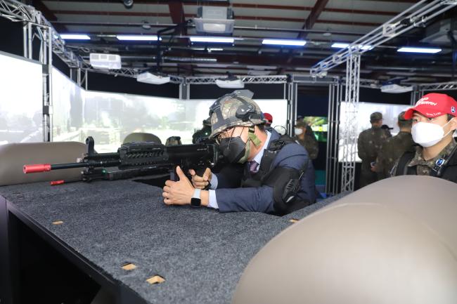육군52보병사단이 지난 5일 서초 과학화예비군훈련장에서 개최한 서울시 안보정책자문위원 초청행사에서 한 참가자가 가상현실(VR) 영상 모의사격을 체험하고 있다.  부대 제공 