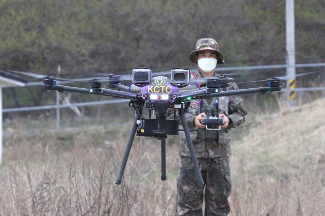 지난 9월 강원도 육군과학화전투훈련단(KCTC) 도시지역 훈련장에서 운용요원이 드론 마일즈에 대한 전투실험을 진행하고 있다. 국방일보 DB.