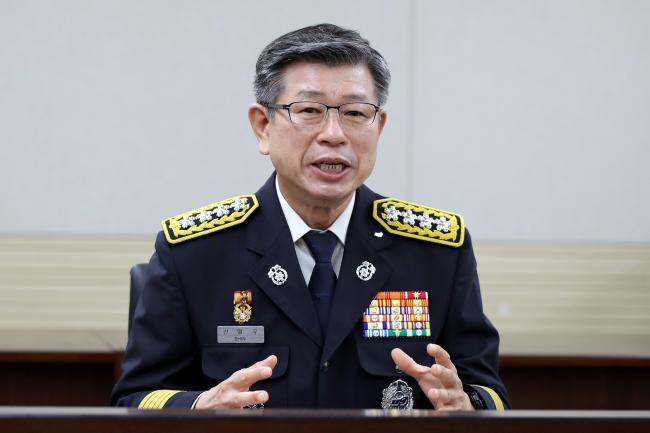 신열우 소방청장이 국방일보와 인터뷰를 하고 있다. 