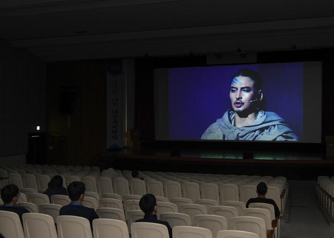 공군18전투비행단 장병들이 7일 진행된 문화예술공연 행사에 참석해 뮤지컬 공연을 감상하고 있다. 
 사진 제공=한창현 하사
