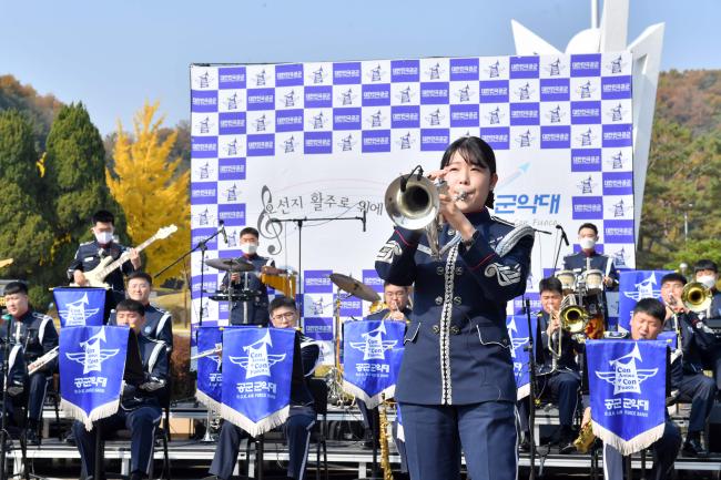공군사관학교가 11~12월 두 달간 찾아가는 군악 콘서트를 진행 중인 가운데 군악대 장병들이 공연을 하고 있다.  부대 제공