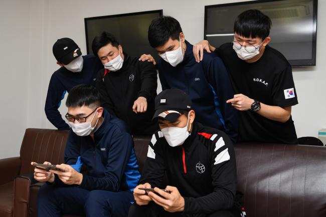 공군3방공유도탄여단 장병들이 8일 e-스포츠 행사에 참여해 동료들의 경기를 지켜보고 있다. 
 사진 제공=서동일 하사
