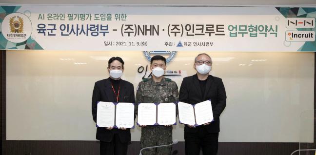 고태남(소장·가운데) 육군인사사령관이 지난 9일 사령부에서 진행된 NHN·인쿠르트와의 업무협약식에서 백도민(왼쪽) NHN 클라우드사업부 대표이사, 문상헌(오른쪽) 인쿠르트 총괄이사와 함께 협약서를 들고 기념사진을 찍고 있다. 부대 제공