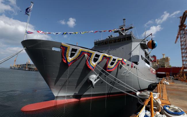 지난달 7일 경남 거제 대우조선해양에서 진수된 차기 잠수함구조함 강화도함.  이경원 기자