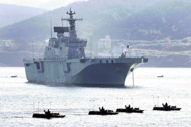 제73주년 국군의 날 행사에서 기함을 맡은 마라도함.   조종원 기자