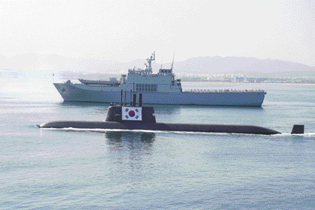 제73주년 국군의 날 행사에서 위용을 뽐내며 기동하고 있는 도산안창호함(앞).  조종원 기자