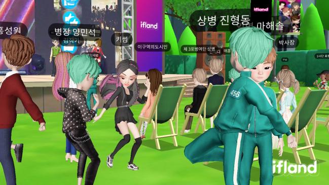 9일 메타버스 플렛폼 ‘이프랜드’에서 열린 위문열차 공연에서 육군3포병여단 소속 장병들과 래퍼 키썸의 아바타가 함께 춤추고 있다.  사진 제공=이프랜드