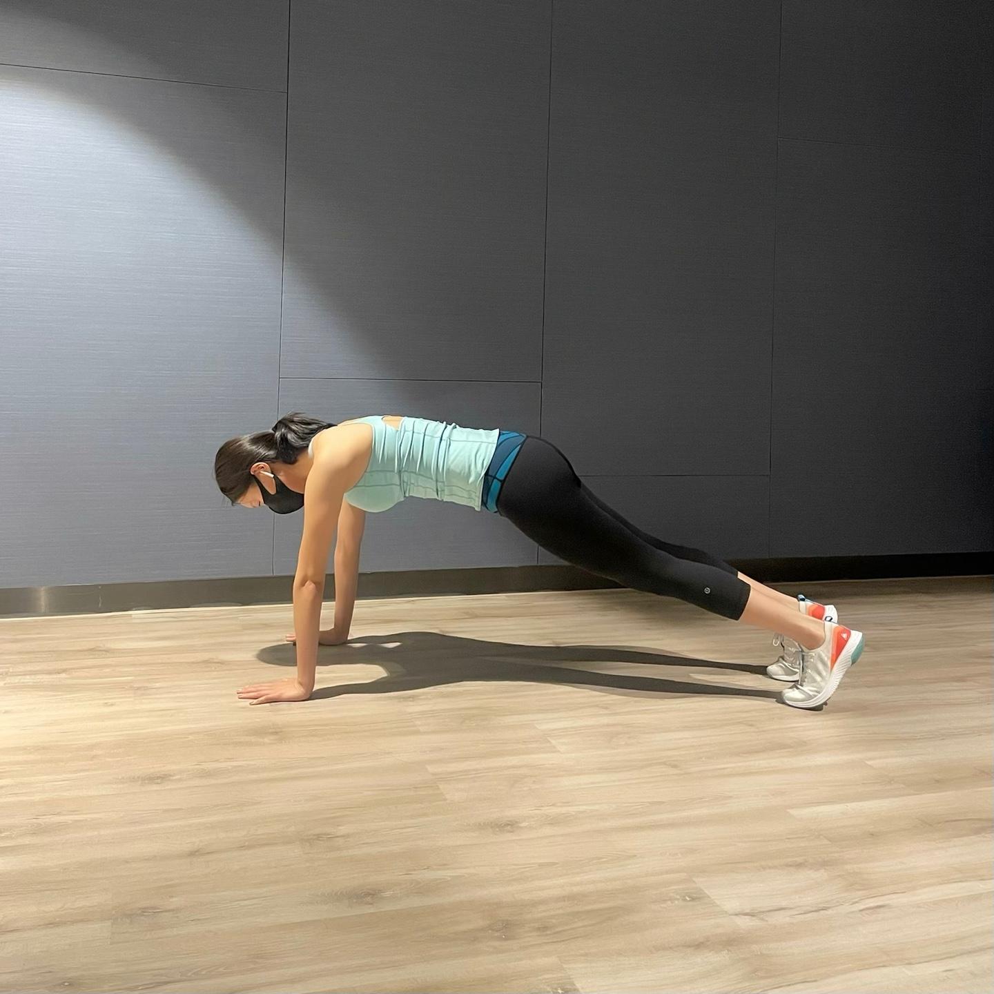 팔을 펴고 한 플랭크 잭 자세1
