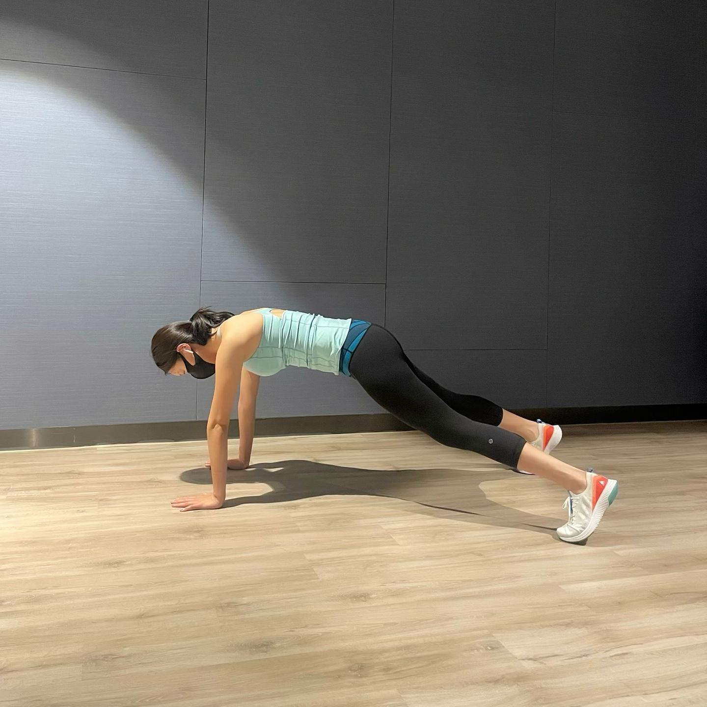 팔을 펴고 한 플랭크 잭 자세2
