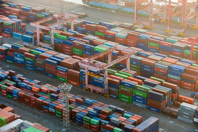 2001년 노벨경제학상을 수상한 바 있는 미 스탠포드대학교 스펜스 교수는 현재 공급망 위기가 마치 전시 경제상황을 보는 것 같다고 평가했다. 사진 = 게티스이미지뱅크.