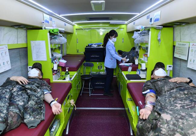 공군15특수임무비행단 장병들이 사랑의 헌혈 운동에 동참하고 있다.  사진 제공=김샛별 중사