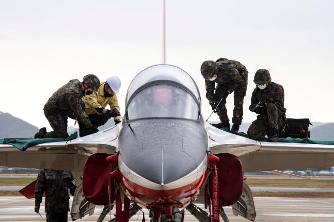 공군1전투비행단 장병들이 전투태세훈련에서 항공기 활주로 이탈 상황을 가정해 훈련하고 있다.  사진 제공=서진철 상사