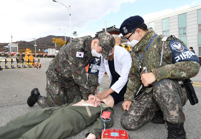 공군15특수임무비행단 장병들이 가상 환자 응급처치 훈련에서 심폐소생술을 하고 있다.  사진 제공=김샛별 중사