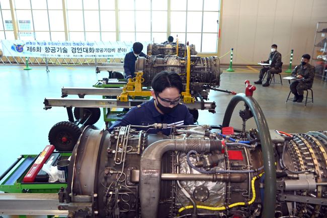 공군군수사령부가 지난 1일부터 12일까지 제6회 항공기술 경연대회를 개최한 가운데 항공기 정비 분야에 참가한 정비사들이 엔진 부품 탈·부착 종목 평가를 치르고 있다.  사진 제공=김태현 하사