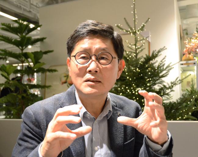 박재희 민족문화콘텐츠연구원장이 미래 정신전력교육 방향에 대해 국방일보와 인터뷰하고 있다.