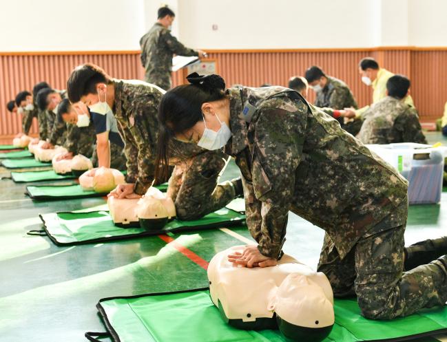 공군11전투비행단이 15일 개최한 기본훈련 경연대회에서 참가 장병들이 심폐소생술 평가를 받고 있다.  사진 제공=조신혜 중사