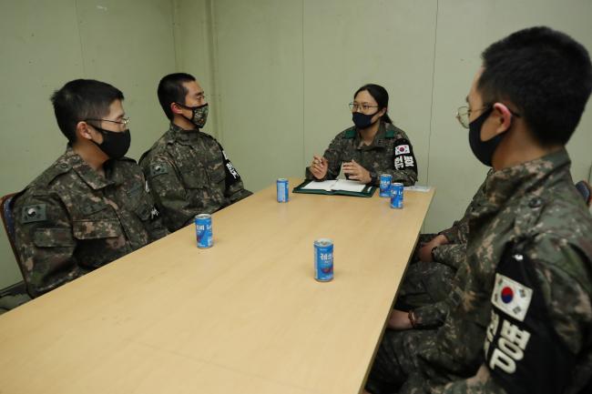 6보병사단 사상 첫 여군 GOP 소초장인 이현주(오른쪽) 중위가 장병들과 간담회를 하며 소통·공감의 시간을 보내고 있다. 사진=양동욱 기자