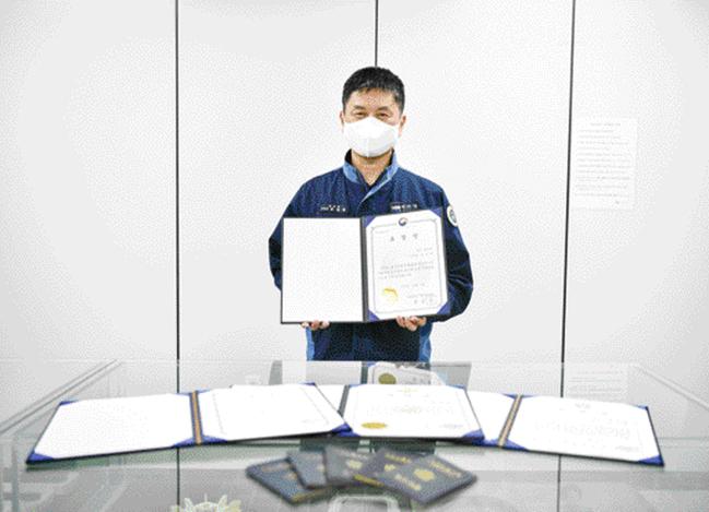 윤창한 군무주무관이 국가생산성대상 산업통상자원부 장관 표창장을 들어 보이고 있다.