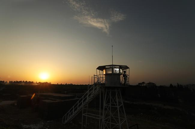 동명부대 장병들이 주둔지 고가초소에서 석양을 배경으로 경계 임무를 펼치고 있다. 동명부대는 완벽한 임무 수행으로 현지와 국제사회의 찬사를 받으며 대한민국의 위상을 높이고 있다. 사진=이경원 기자