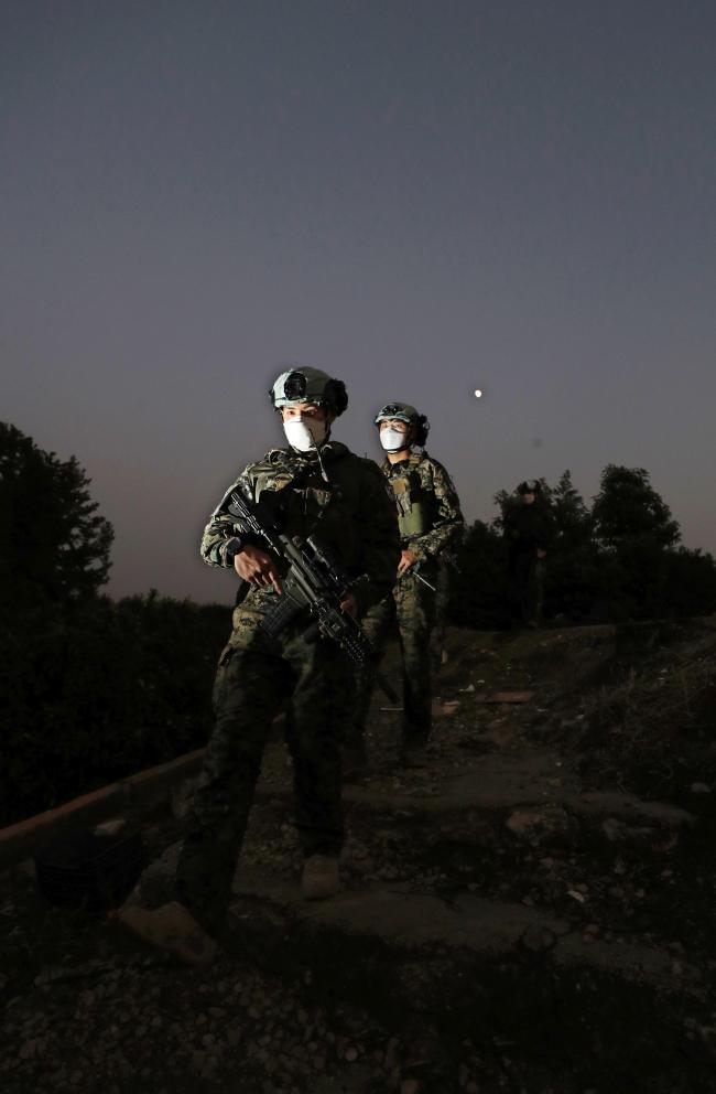 주둔 지역 일대 야간 도보정찰 작전에 나선 장병들이 주변 지형지물을 살피며 이동하고 있다. 사진=이경원 기자