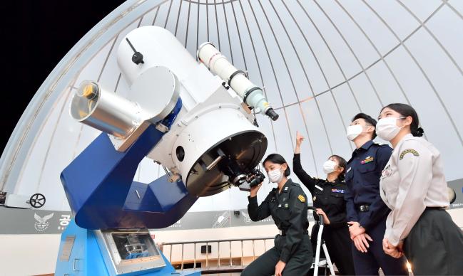 공군사관학교 천문대를 방문한 각 군 3학년 사관생도들이 주망원경으로 천체를 관측하고 있다.   사진 제공=임다현 하사