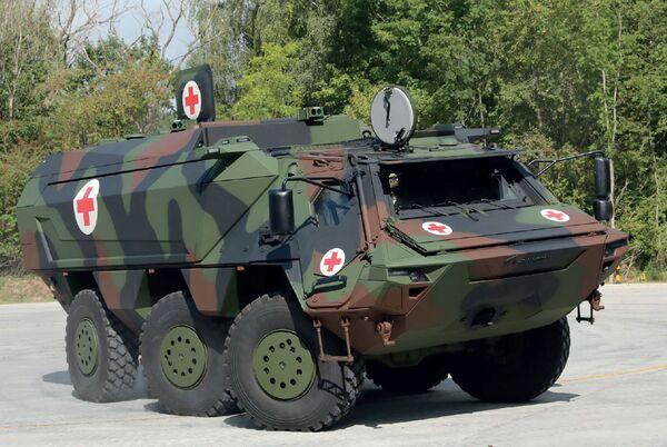 독일 라인메탈이 개발한 높은 지붕형 푹스 6×6 수송장갑차(구급장갑차형).  출처=janes.com 