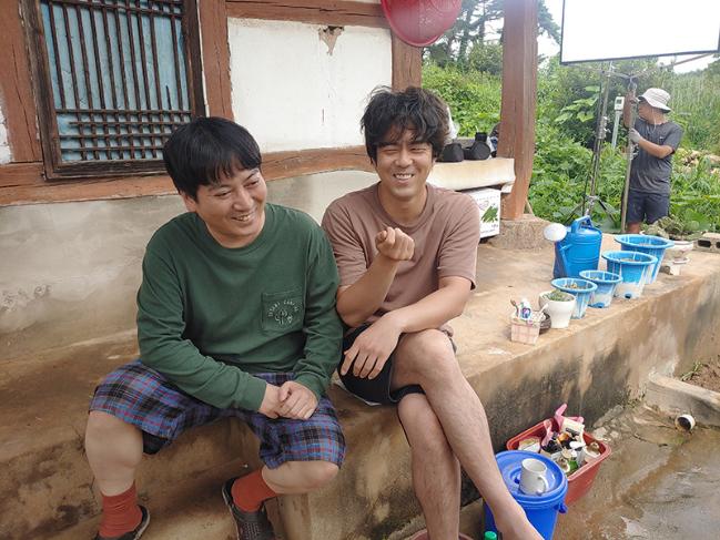  25일 일제히 관객 찾아오는 ‘브로맨스’ 영화 ‘싸나희 순정’·‘라임크라임’·‘핫 블러드’(위쪽부터).
 사진=마노엔터테인먼트·시네마달·하늬바람