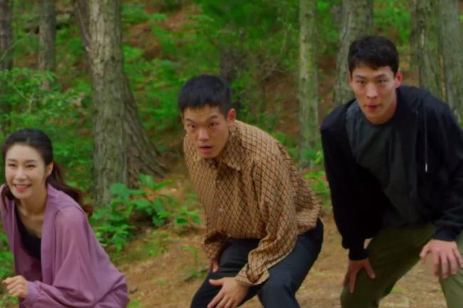  25일 일제히 관객 찾아오는 ‘브로맨스’ 영화 ‘싸나희 순정’·‘라임크라임’·‘핫 블러드’(위쪽부터).
 사진=마노엔터테인먼트·시네마달·하늬바람