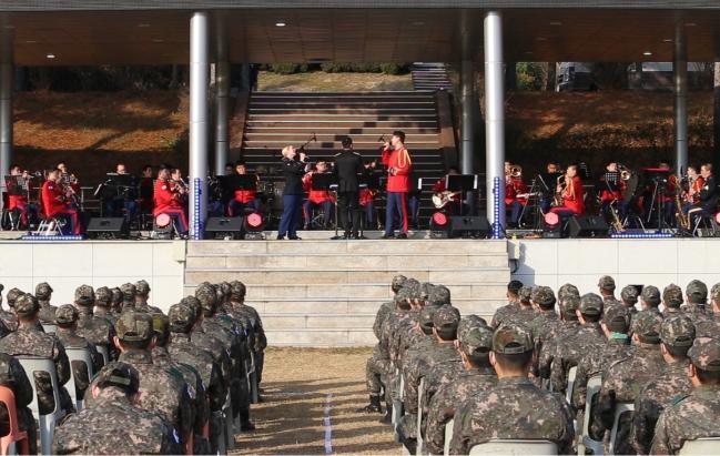 육군7기동군단 대연병장에서 열린 ‘미8군과 함께하는 순국선열의 날 기념 군악연주회’에서 한미 군악대가 합동 공연을 하고 있다.   사진 제공=김형우 군무주무관