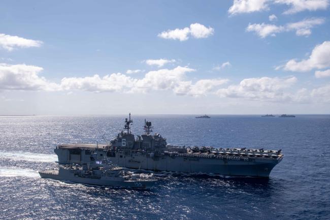 2021년 7월 호주 북동부 산호해 해상에서 ‘탈리스만 세이버’ 연합훈련 중 미 해군의 강습상륙함인 아메리카함(LHA-6)이 호주 왕립 해군 호위함 발라라트함(FFH 155)에 연료를 보급하고 있다. 사진 = 미 해군 홈페이지
