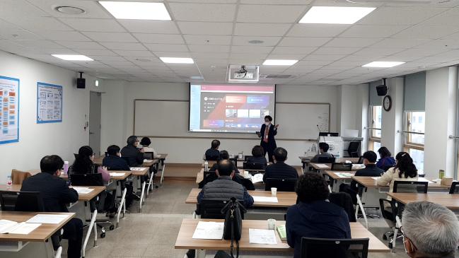 김효중(예비역 육군대령) 박사가 국방대학교 직무교육원 미래설계과정에 입소한 군무원들에게 ‘유튜브를 활용한 제2의 삶 개척’을 주제로 강연하고 있다.  부대 제공