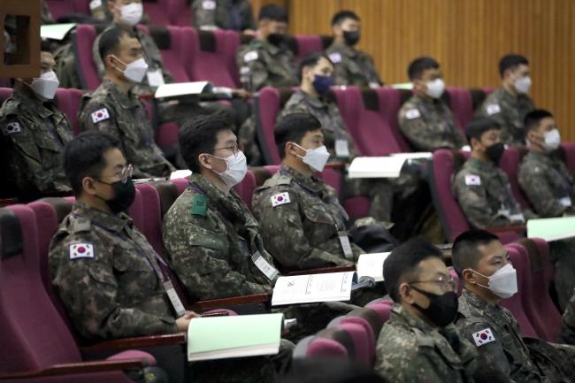 전투체력지도사 과정은 이론과 실습평가로 나뉜다. 교육생들이 이론교육을 듣고 있다. 