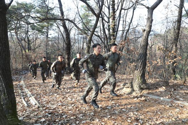 전투체력지도사 과정 교육생들이 거친 숨을 몰아쉬며 3㎞ 산악뜀걸음을 하고 있다.