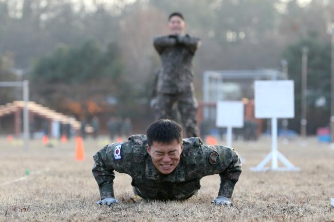 교육생이 추위를 아랑곳하지 않고 근력강화 훈련을 하고 있다. 